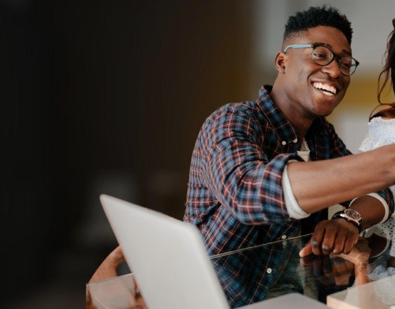 Ajudamos trabalhadores, trabalhadoras, advogados e advogadas a receberem o valor de seus processos trabalhistas de forma rápida segura e sem burocracia!